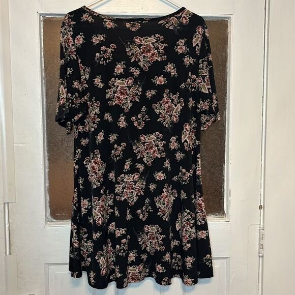 Lularoe Women’s Black and red loose fitting floral tshirt size XL - Picture 6 of 6